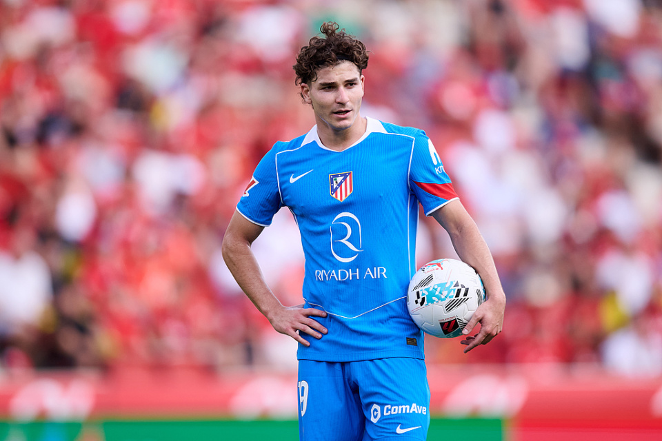 当中首发出, 尔瓦雷斯